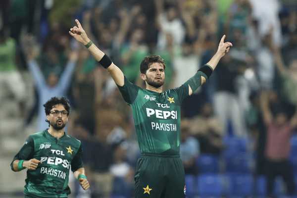 Pakistan push winless Sri Lanka on the brink of elimination