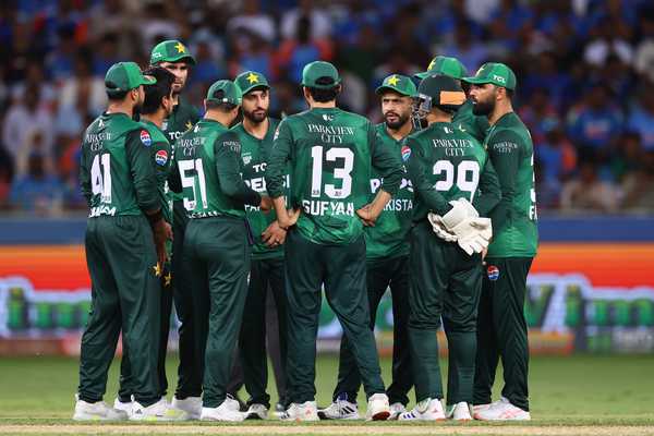 Close calls all evening, yet Pakistan find their way through