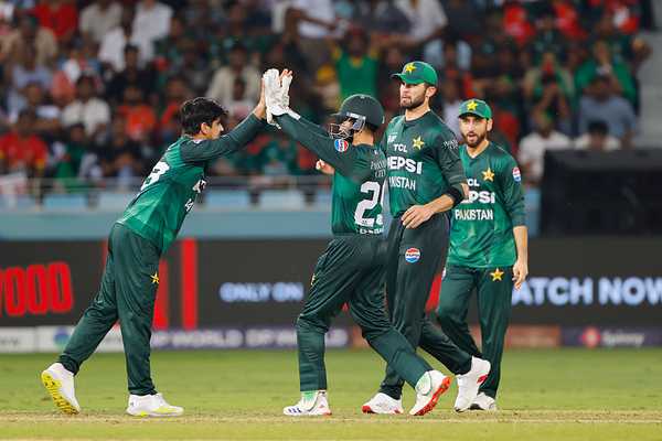 Pakistan sneak narrow win to set finals date with India