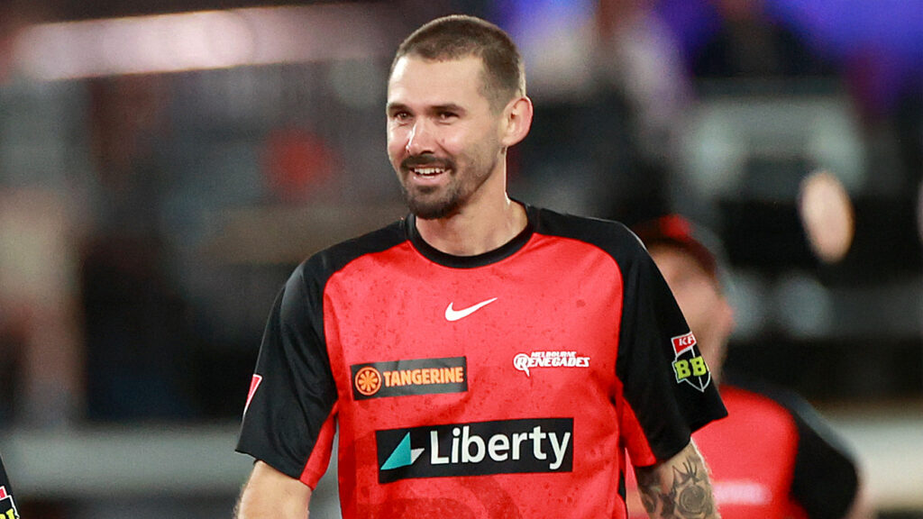 Big Bash great Richardson switches allegiances ahead of BBL|15