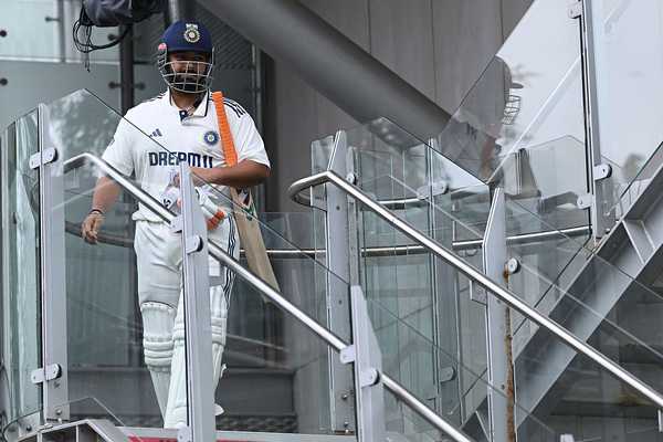 Pant returns to India, meets specialist in Mumbai