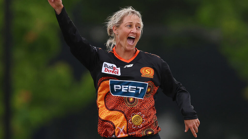 Devine supreme as Scorchers sizzle Strikers