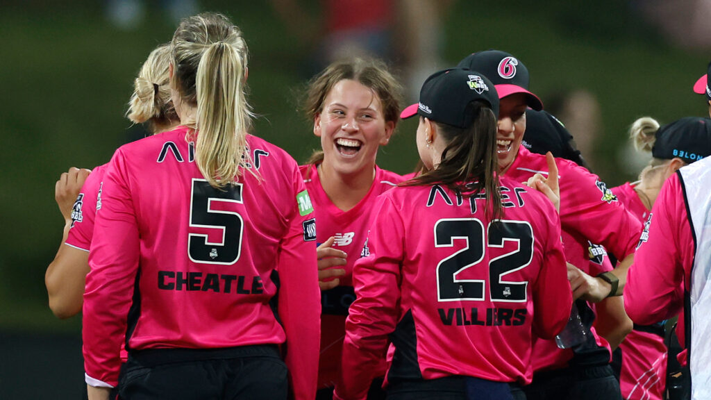 Sixers dominate Sydney Smash as 16-year-old Bray shines with hat-trick