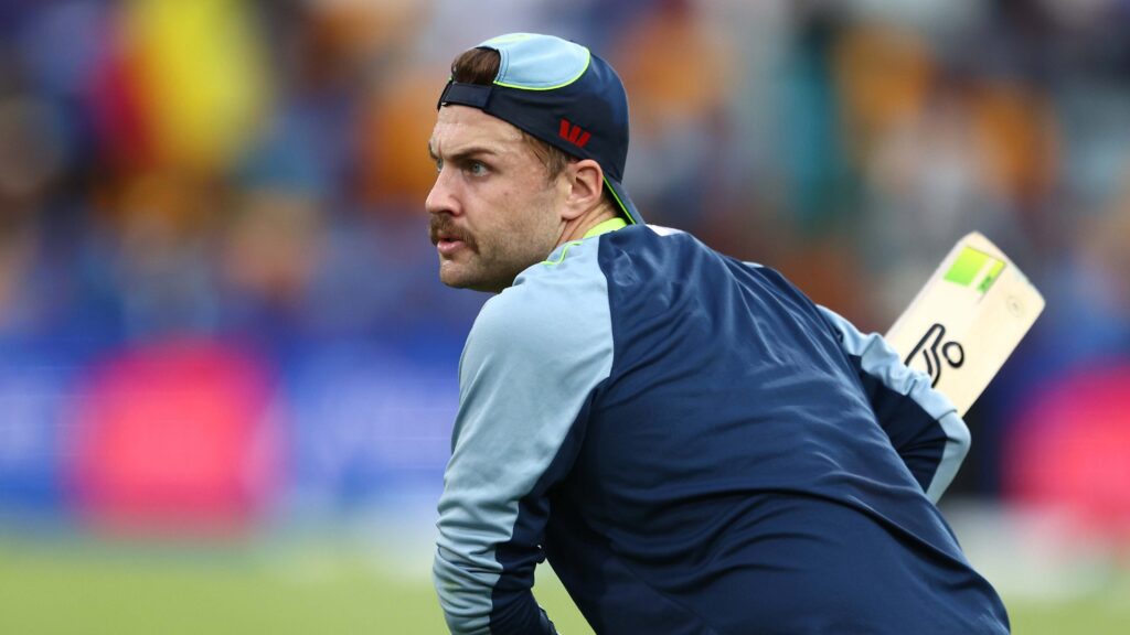 Unchanged Australia looking to share spoils as rain looms